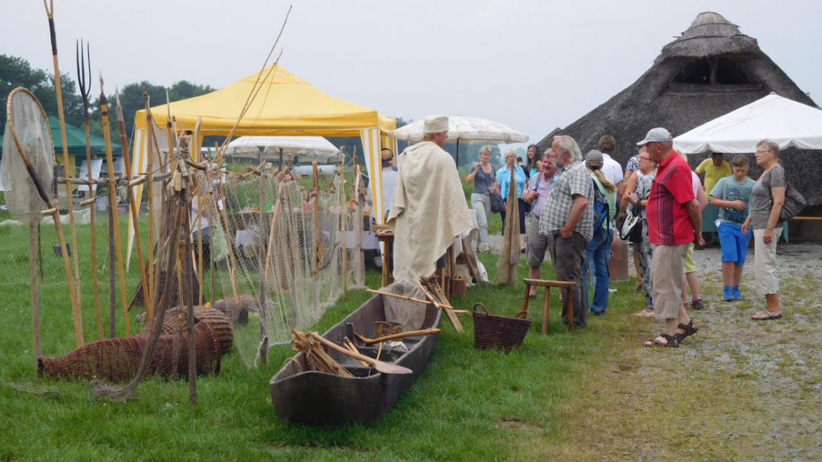 Jörg Nadler zeigt beim Jubiläums-Aktionstag, wie mit bronzezeitlichen Netzen und Reusen gefischt wurde ein lebendiger Geschichtsunterricht. BILD: Petra Ostendorf
