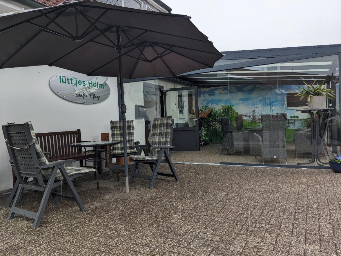 Neben vielen gemütlichen Sitzecken im und rund um das Haus lädt auch der neue Wintergarten zum geselligen Beisammensein ein. BILD: Walburg Dittrich