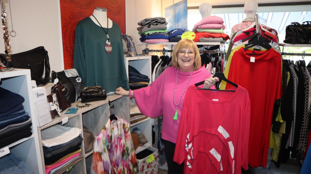 Gabriele Gerdes hält neben günstiger und hochwertiger Bekleidung auch viele schöne Dinge und Accessoires bereit. Bild: Wolfgang Wittig