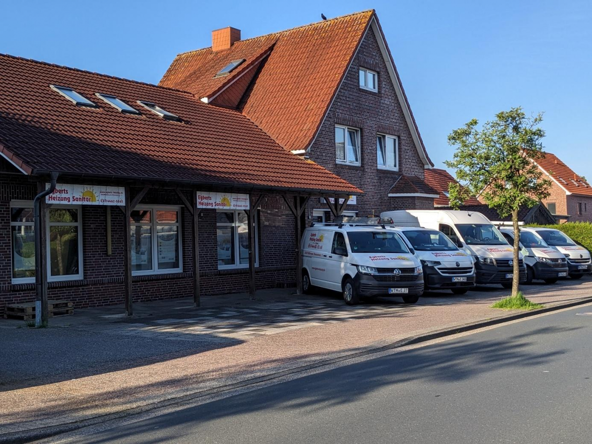 Der Firmensitz an der Wittmunder Bismarckstraße 11 mit einem Teil der rollenden Werkstattwagen davor. BILD: Walburg Dittrich