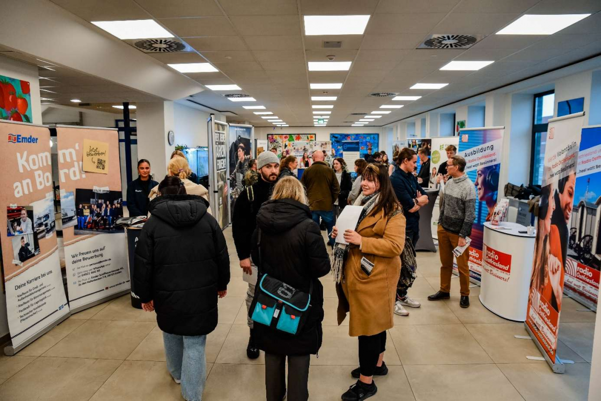 Auf der Messe „Chance: Azubi“ in der BBS I in Emden sind Aussteller aus Industrie, Handwerk, Schifffahrt, Dienstleistung, Handel, Öffentlichem Dienst sowie Spedition und Logistik bis hin zu kommunalen Institutionen vertreten. BILD: Privat