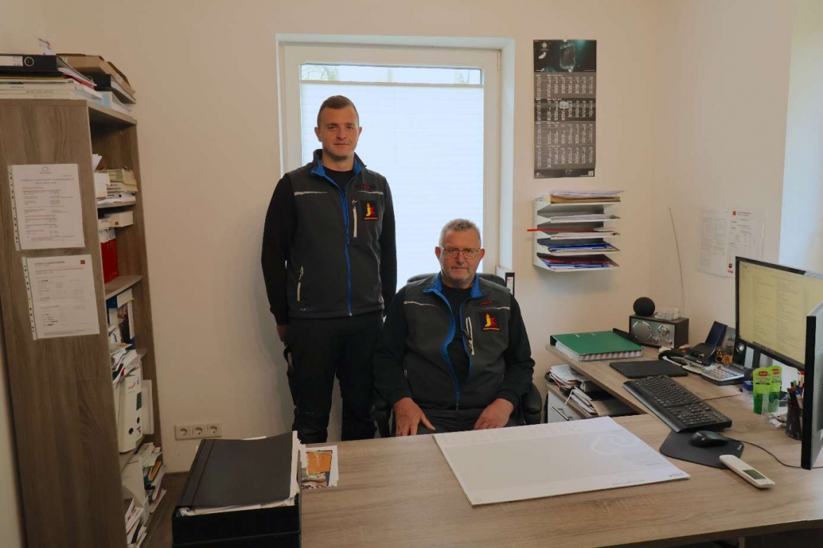 Blicken mit Stolz auf die gute Entwicklung der Firma: Jan Köhler (sitzend) und sein Sohn Keno Köhler. BILD: Privat