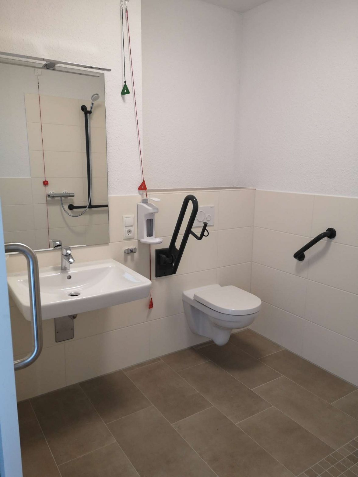 Die Badezimmer der Senioren-WG (Foto) und die der Wohnungen wurden identisch ausgestattet. BILD: Heike Goyert