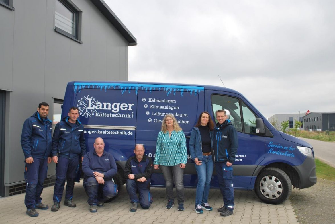 Das Team von Langer Kältetechnik vor der neuen Betriebsstätte im jeverschen Gewerbegebiet Kreuzhamm.