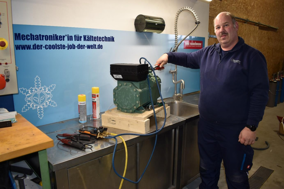 Sven Jürgens (seit zwölf Jahren im Betrieb) überprüft in der Werkstatt einen Kälteverdichter. BILD: Frank Brüling