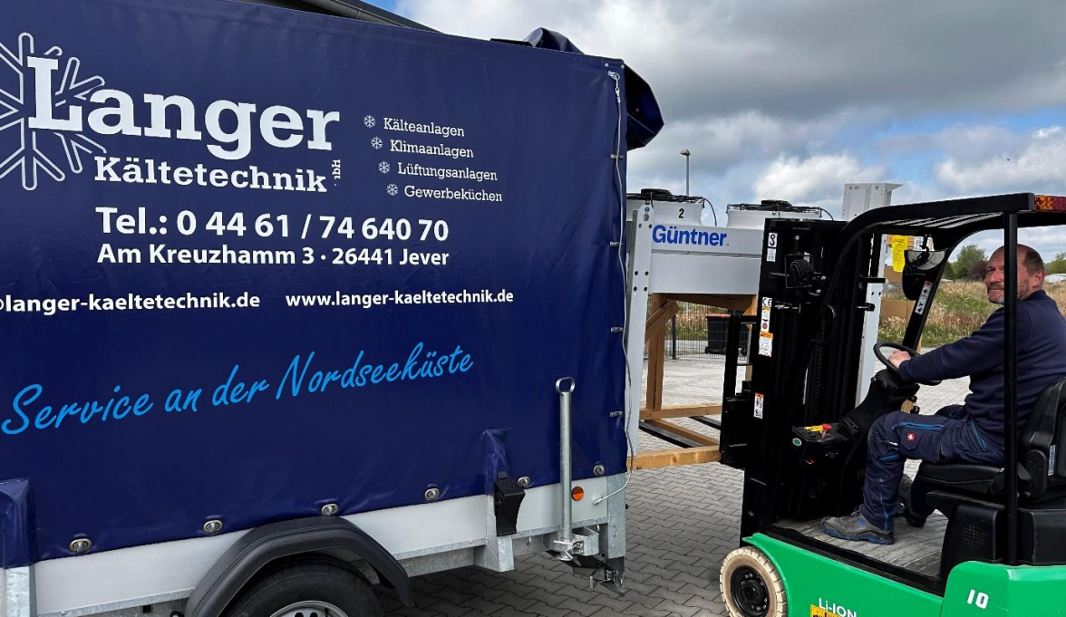 Ralph Preuß verlädt mit dem Stapler einen Verflüssigertisch für die nächste Baustelle. BILD: Langer