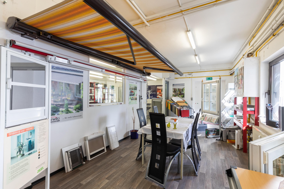 Scheitz ist nicht nur für Rollläden, Markisen und Sonnenschutz im gesamten Umland bekannt, es werden auch Fenster, Türen, Wintergärten, Terrassendächer und Haustüren mit und ohne Vordächer aus Kunststoff, Holz und Aluminium angeboten. Auch Rolltore und Insektenschutz gehören ins Angebot. Vom Aufmaß einschließlich individueller Beratung bei Ihnen zu Hause über Angebotserstellung und Montage wird alles mit fachmännischer Qualität erledigt. BILD: privat