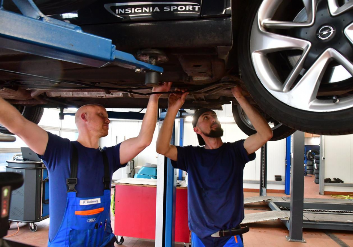 Das bewährte Runge-Team wartet alle gängigen Automarken. (Bild: Peter Kratzmann)