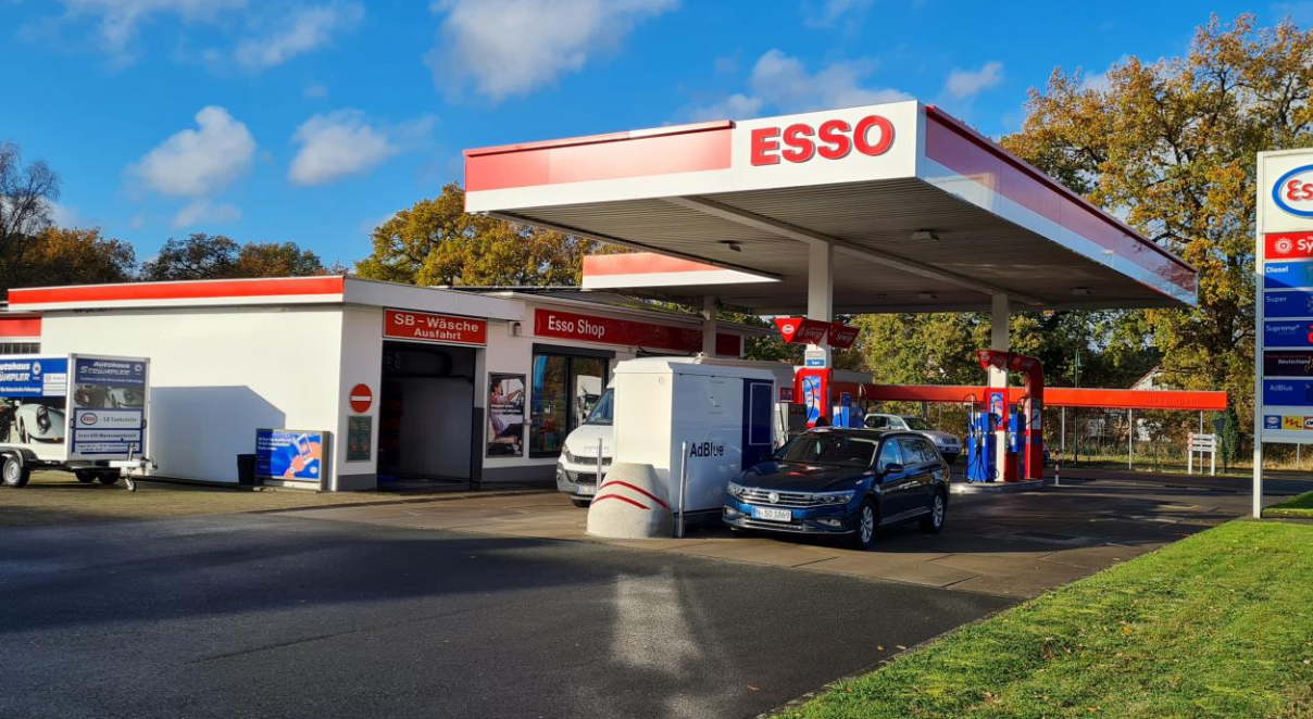 Seit 100 Jahren werden Autos im Autohaus Strümpler repariert und seit 95 Jahren besteht die Esso-Tankstelle. (Bild: Peter Kratzmann)