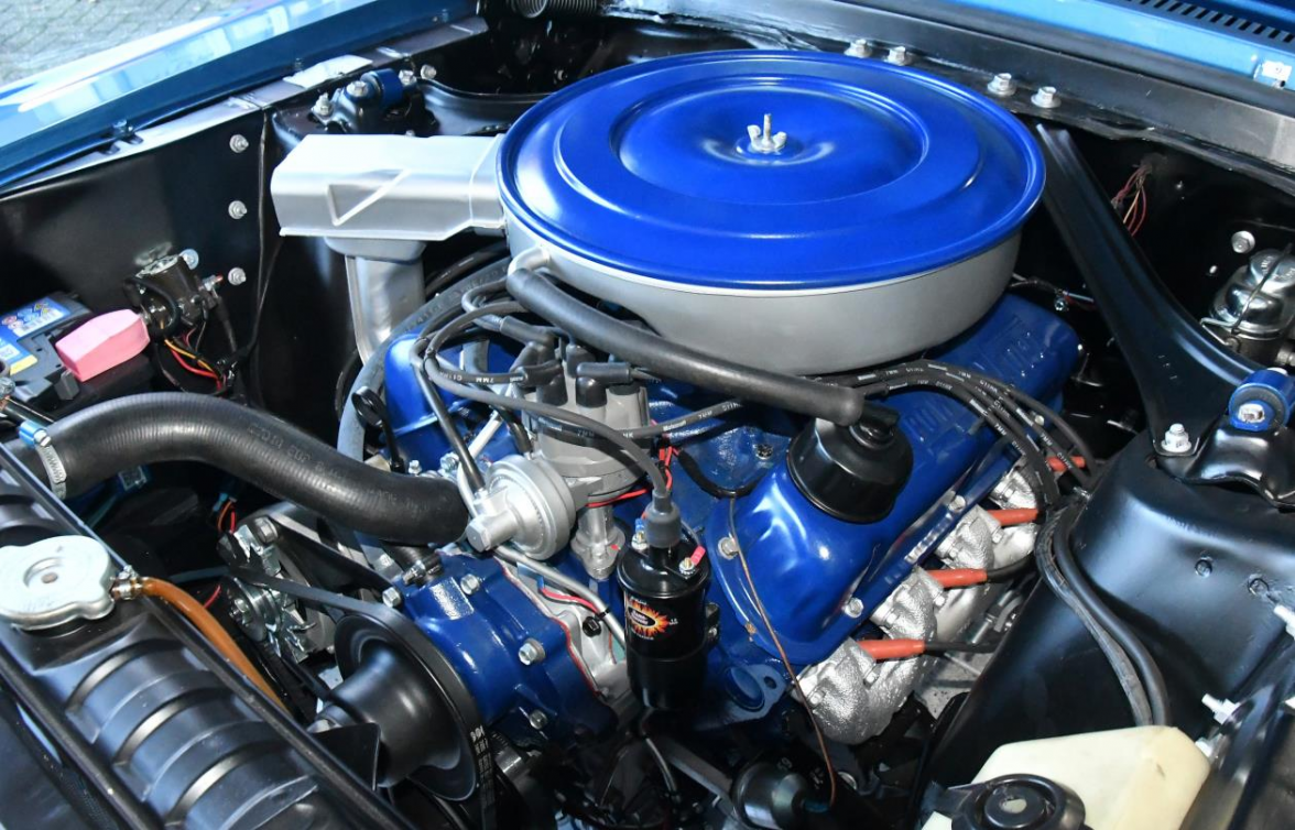 Spezialisiert ist das Autohaus auf die historische Autotechnik wie hier einen Mustang Motor aus dem Jahr 1968. (Bild: Peter Kratzmann)