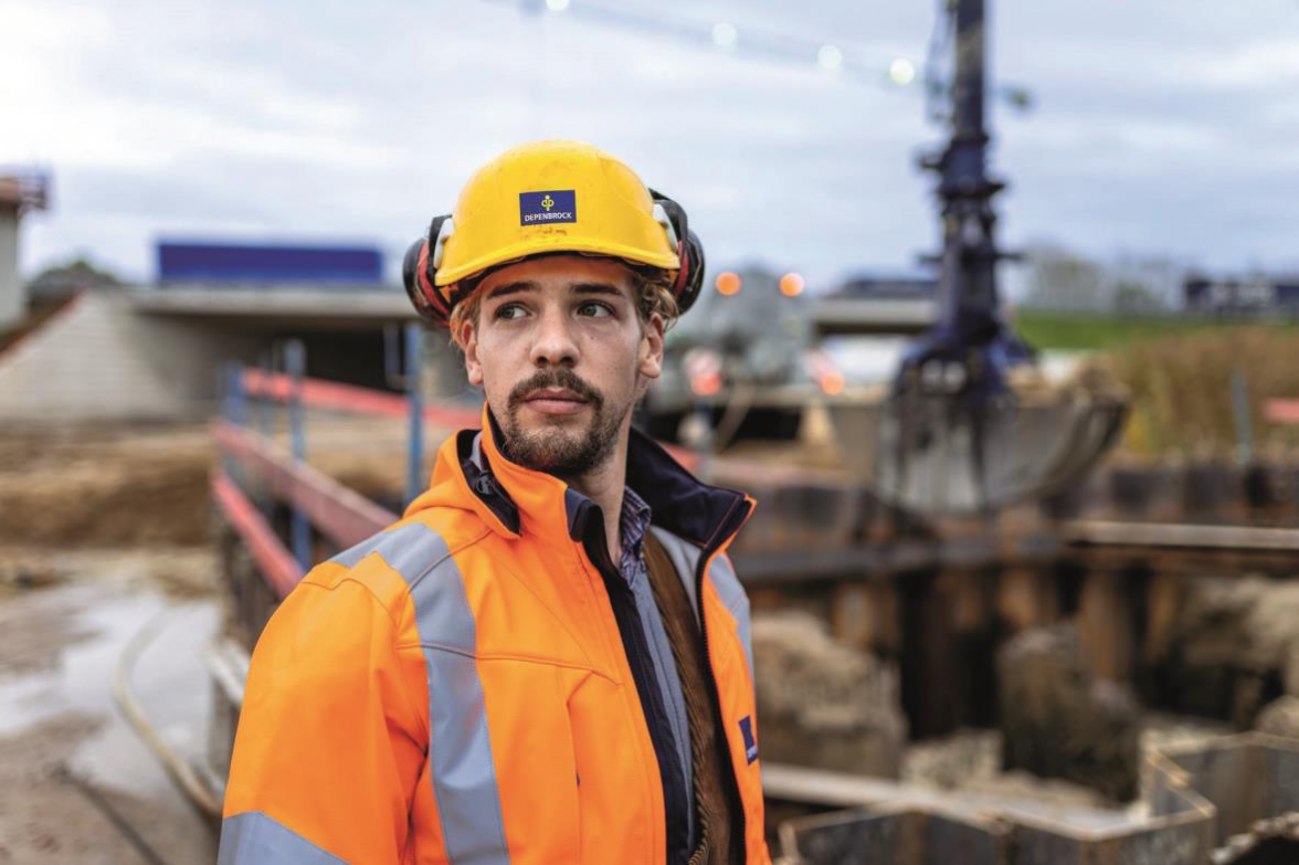 Präzision gefragt: Beim Straßenbau zählt jeder Handgriff - moderne Maschinen unterstützen das Team bei Erdarbeiten und Belagsarbeiten. BILD: Depenbrock/akz-o
