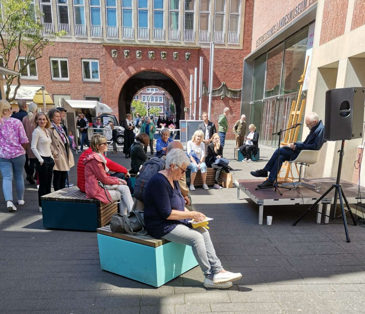 In der Brückstraße werden drei Bühnen aufgebaut auf denen verschiedene Lesungen stattfinden. BILD: Privat