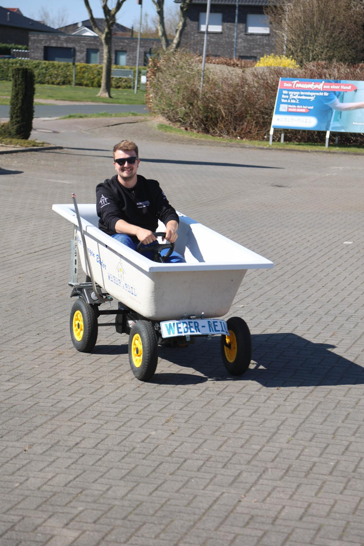 Ein Highlight am Tag der offenen Tür ist das Badewannenrennen. Bild: Privat