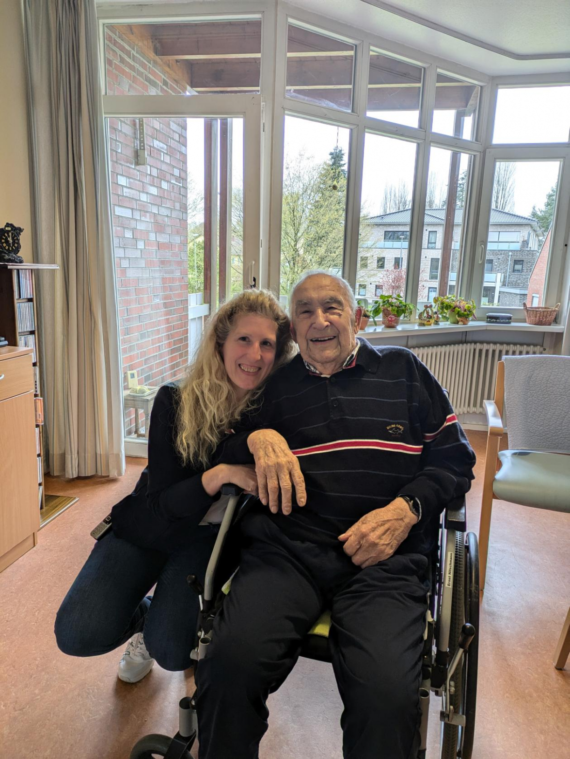 Ernst Nitschmann (ehemaliger Tagesgast, wohnt jetzt im Altenzentrum) und Sabrina Bauer (Pflegedienstleitung). Bild: Privat
