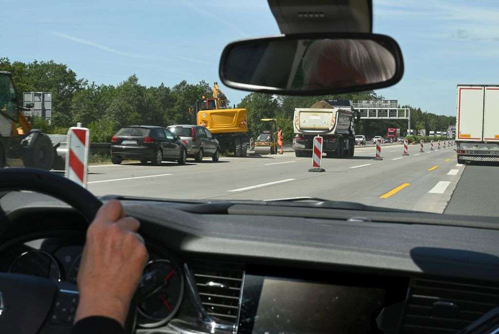 Autobahnbaustellen: Wenn es eng wird, versetzt fahren. So schafft man sich etwas Freiraum. BILD: Dekra