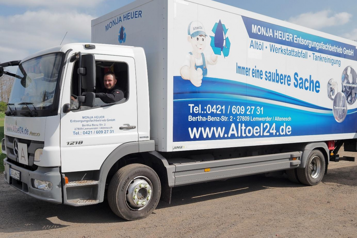 Zum Transport von Industrie- & Werkstattabfall gehören drei LKW mit Hebebühne zum Fuhrpark des Unternehmens. Bild: Konczak