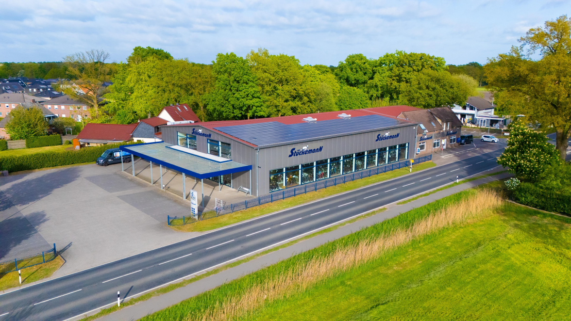 Das historisch gewachsene Familienunternehmen Stückemann am Ortseingang von Rastede. Mit dem großen Erweiterungsneubau für mehr als eine Million Euro wurden neue Maßstäbe in der Zweiradbranche gesetzt und frühzeitig eine Investition in eine erfolgreiche Zukunft. Bild: privat
