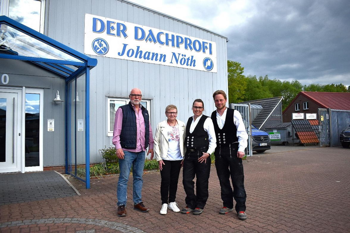Johann, Hildegard, Mareike und Sönke Nöth (v.l.) vor dem Betriebsgebäude im jeverschen Gewerbegebiet Am Bullhamm 10. BILD: Frank Brüling