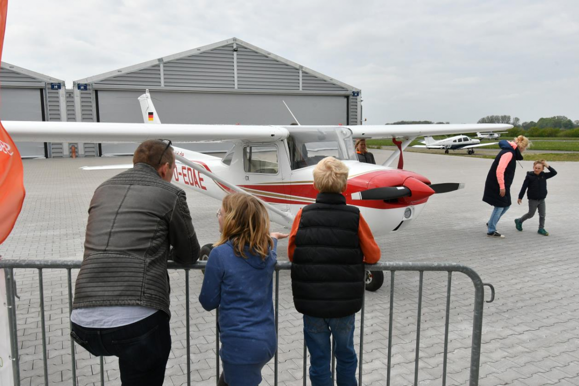 Flugplatz-Flair mitten auf der Gewerbeschau. BILD: Thorsten Konkel/Archiv
