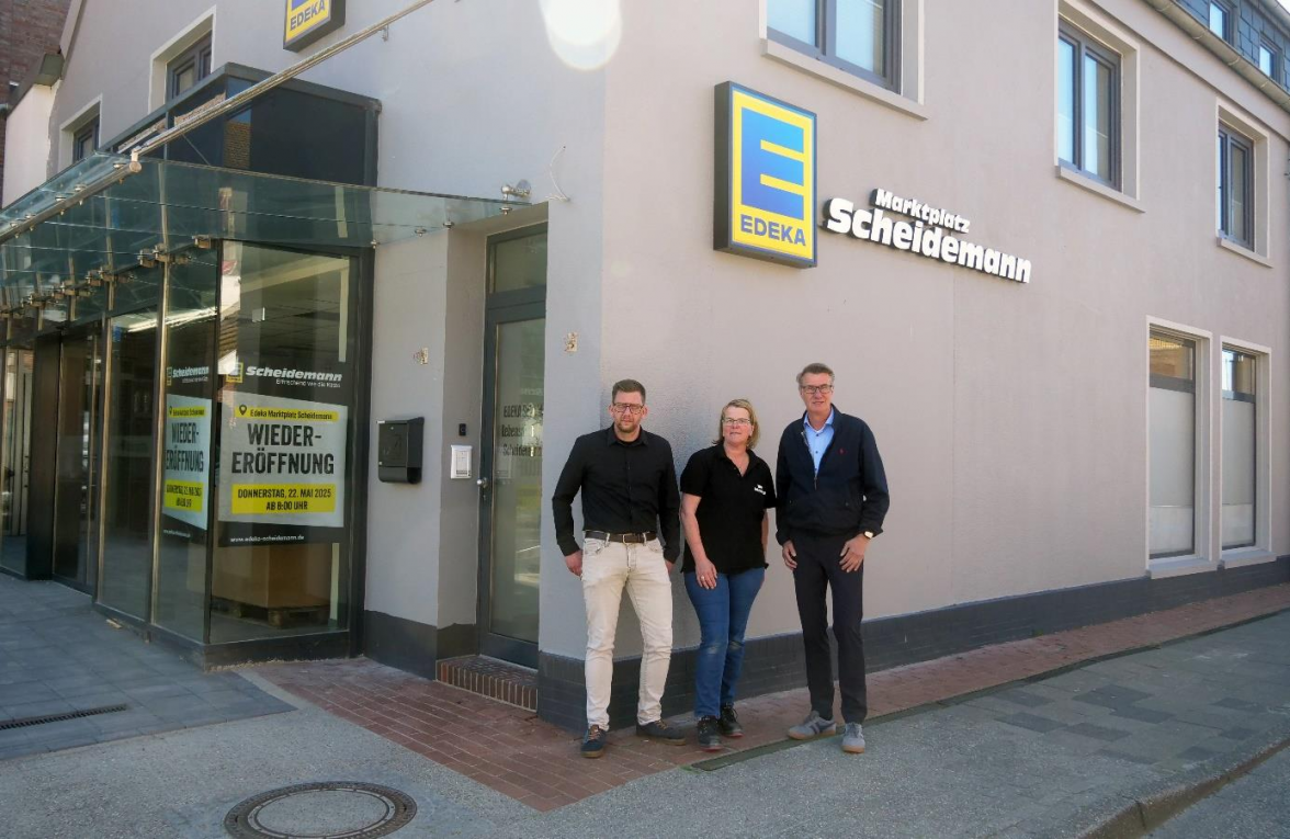 Firmenchef Carl Scheidemann (r.), Marktleiterin Petra Tattje und Prokurist Christian Künken vor dem neugestalteten „Marktplatz“. Bild: Edeka Scheidemann