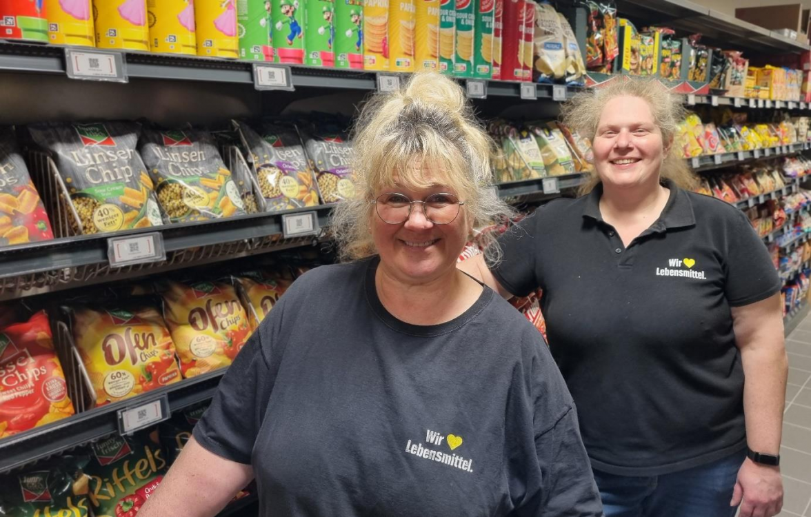 Viele fleißige Hände sorgten in den letzten Tagen dafür, dass pünktlich zur Wiedereröffnung alle Regale wieder mit Waren gefüllt sind. Bild: Edeka Scheidemann