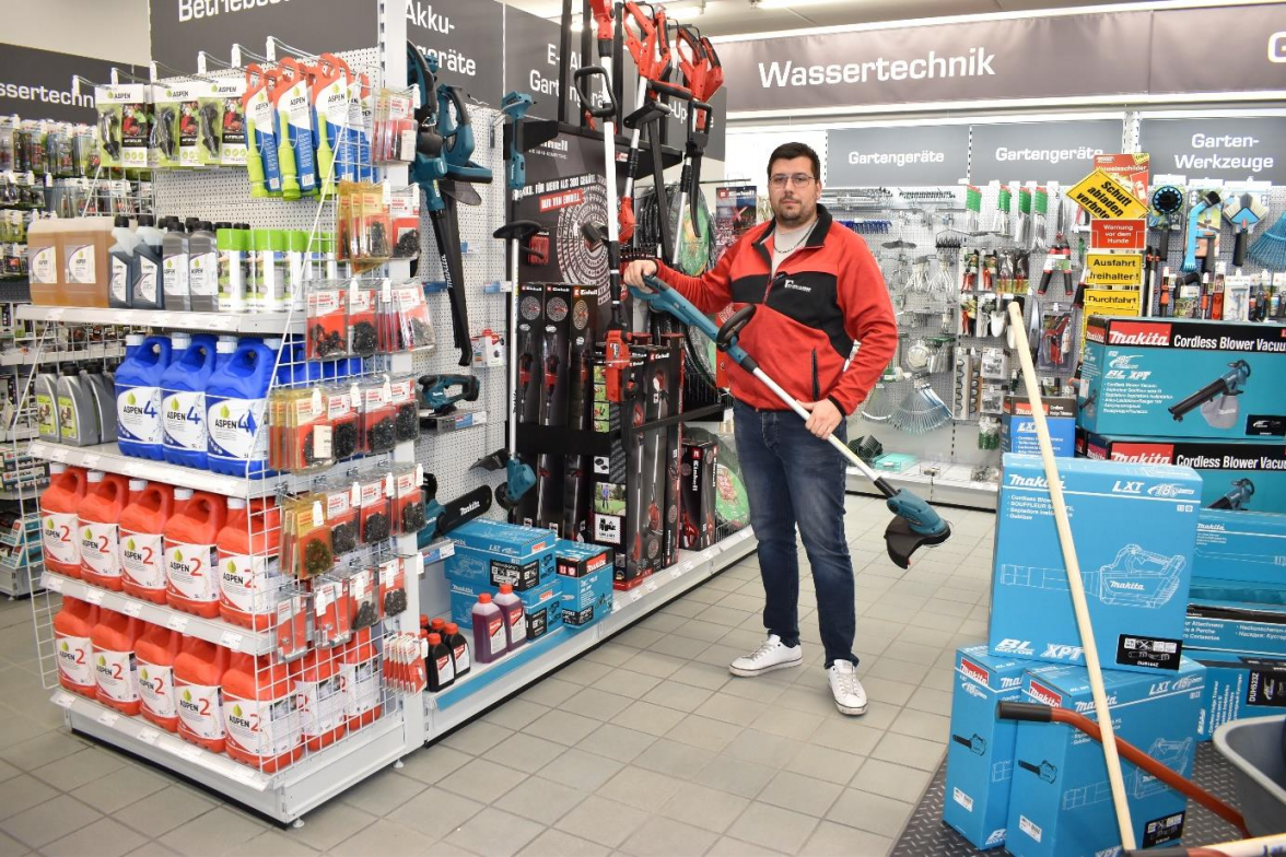 Nico Castro veranschaulicht das erweiterte Angebot an Gartengeräten. Bild: Frank Brüling