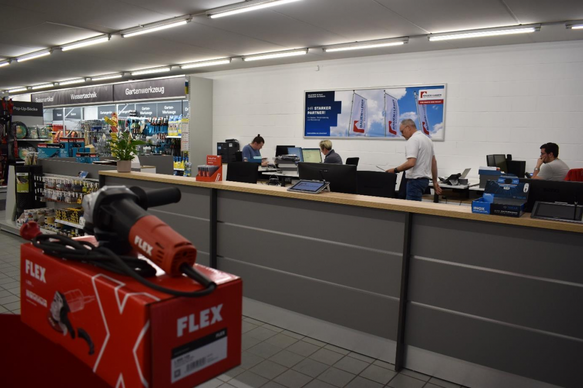 Auch der Verkaufstresen wurde umplatziert. Hier finden die Kunden ihre Ansprechpartner bei allen Fragen zu den im Markt angebotenen Artikeln. Bild: Frank Brüling