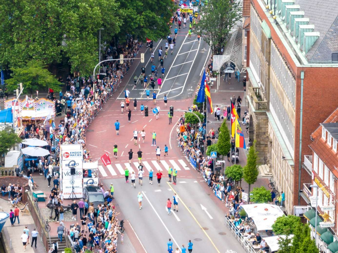 Sportlich geht es am Samstag zu: ab 12 Uhr finden diverse Läufe statt, unter anderem auch der 33. Emder Matjeslauf. BILD: Privat