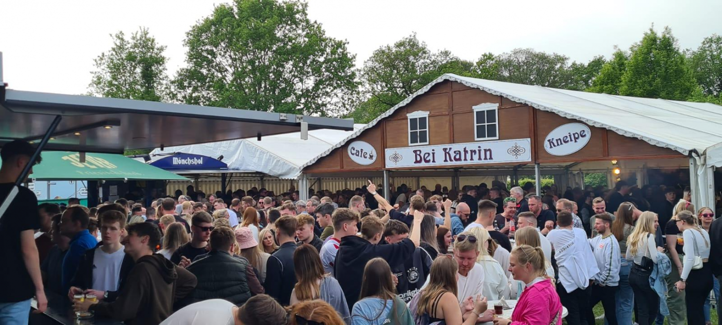 Mit ihrem großen Festzelt „Bei Katrin“ ist die Familie de Vries auf vielen Volksfesten in der Region präsent. Am Vatertag stellen sie es auf ihrem eigenen Grundstück auf und laden zur „Reepsholter Frühlings-Sause“ ein. BILD: Peter de Vries