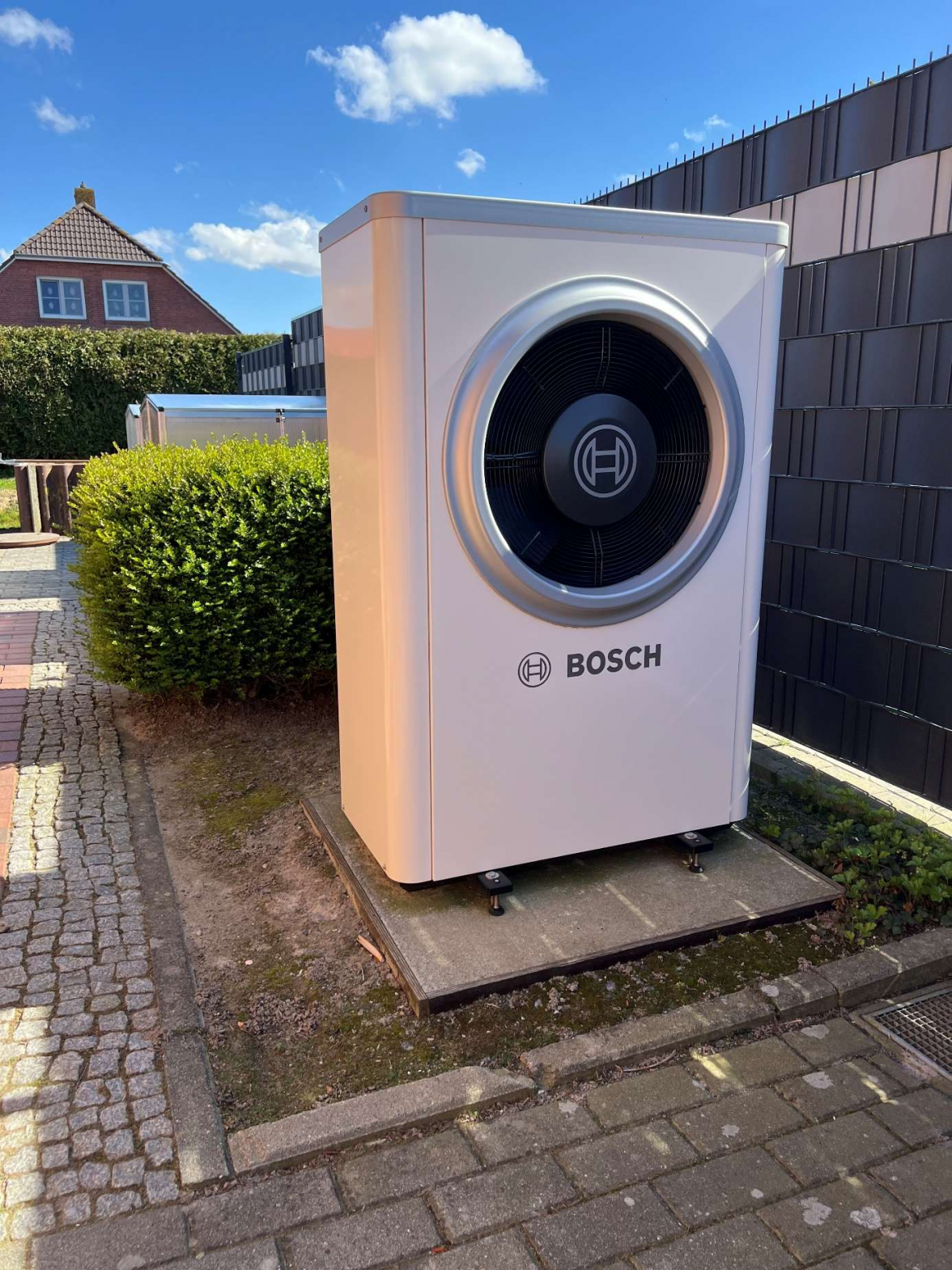 Und hier die Wärmepumpe im Außenbereich. BILD: Privat