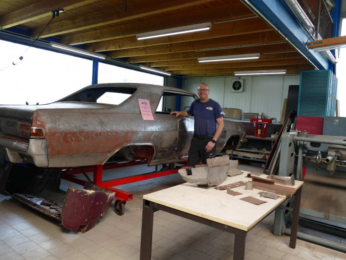 Wilm Logemann mit einem Opel Diplomat A Coupé. Von diesem Modell wurden insgesamt nur 347 Stück produziert und Ersatzteile sind teilweise auf dem Markt nicht mehr verfügbar. Das ist jedoch kein Problem, denn Wilm Logemann verfügt in seiner Werkstatt über die entsprechenden Maschinen, um die Teile originalgetreu nachzubauen. Bild: Lina Lütje