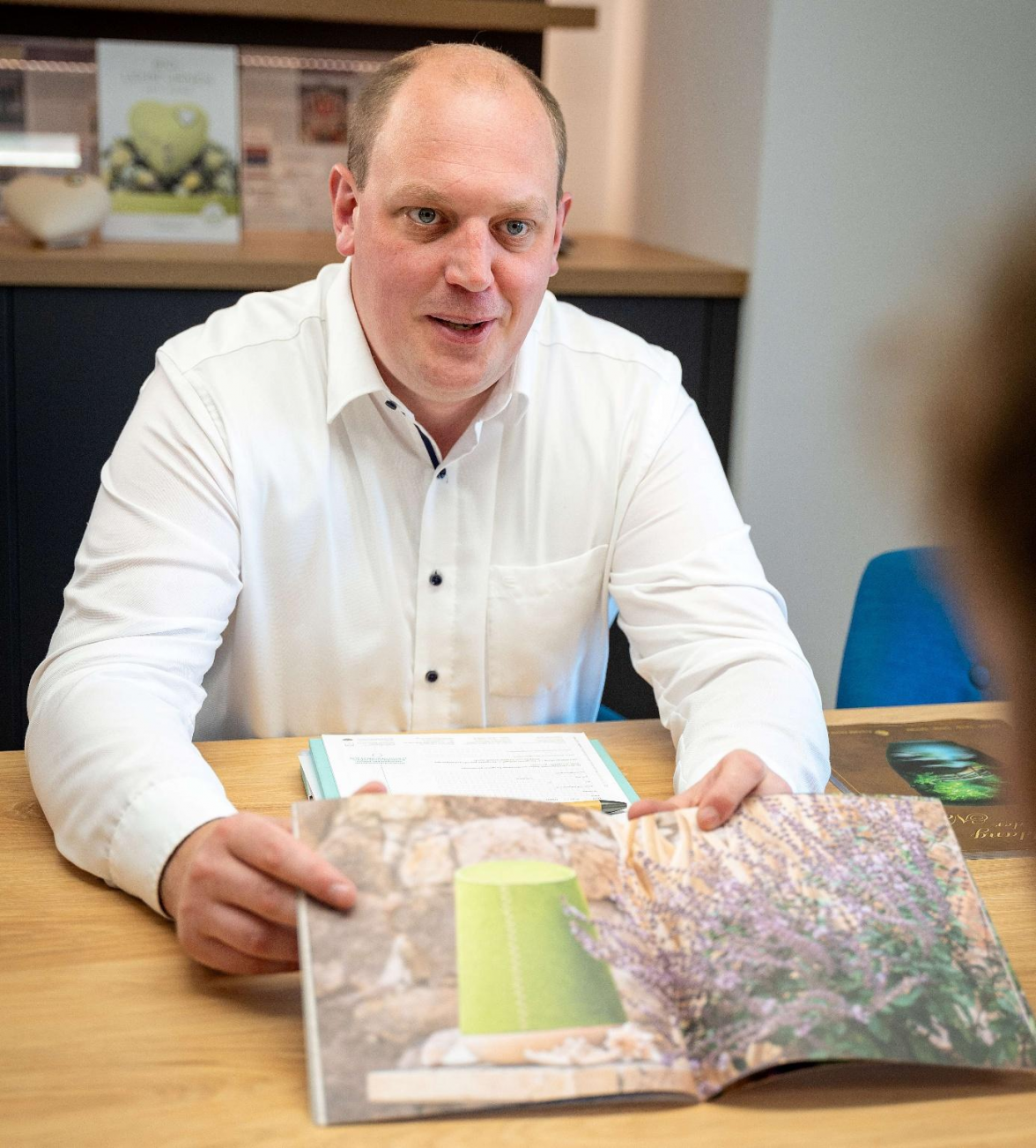Seine Fähigkeiten, Menschen einfühlsam und beruhigend zu begegnen sowie sie empathisch beraten zu können, hatten bei Stefan Schellstede schon früh den Wunsch nach einer Tätigkeit als Bestatter aufkommen lassen. Bild: Schellstede