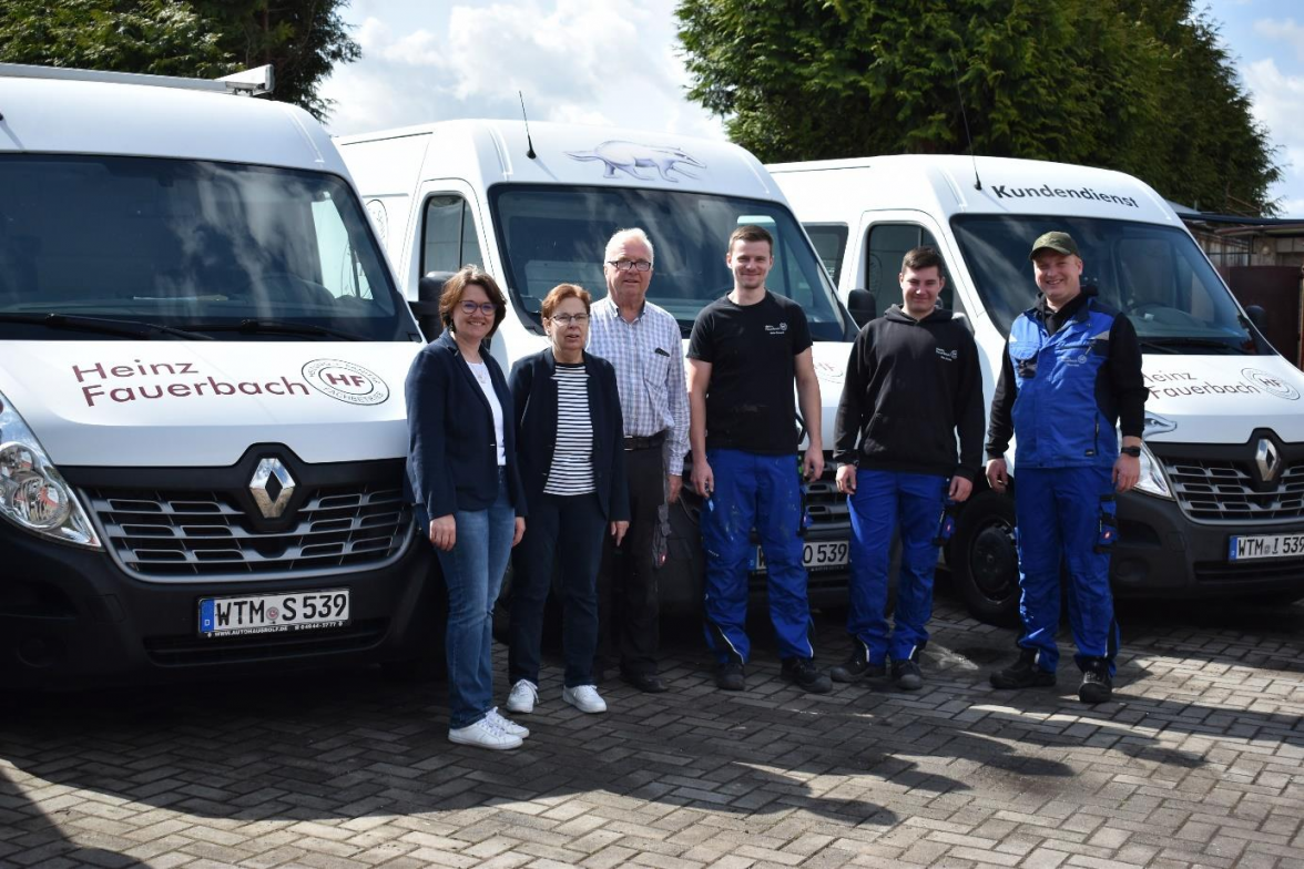 Sonja Schmidt, Helga und Heinz Fauerbach, Malte Schmidt, Nico Rohlfs und Nico Vüst (v.l.) sind das Team des Moorweger Heizung- und Sanitärfachbetriebs Heinz Fauerbach. BILD: Frank Brüling