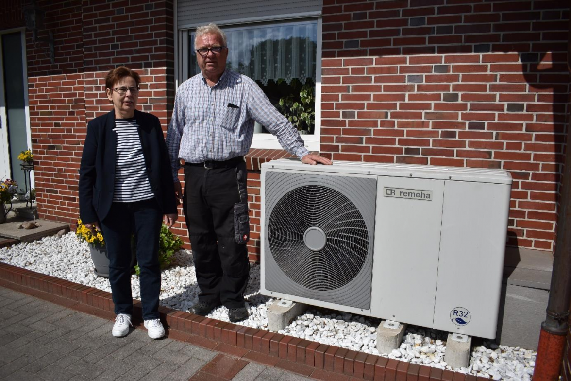 Helga und Heinz Fauerbach mit der Außeneinheit einer Wärmepumpe am Firmenund Wohnsitz in Neugaude. BILD: Frank Brüling