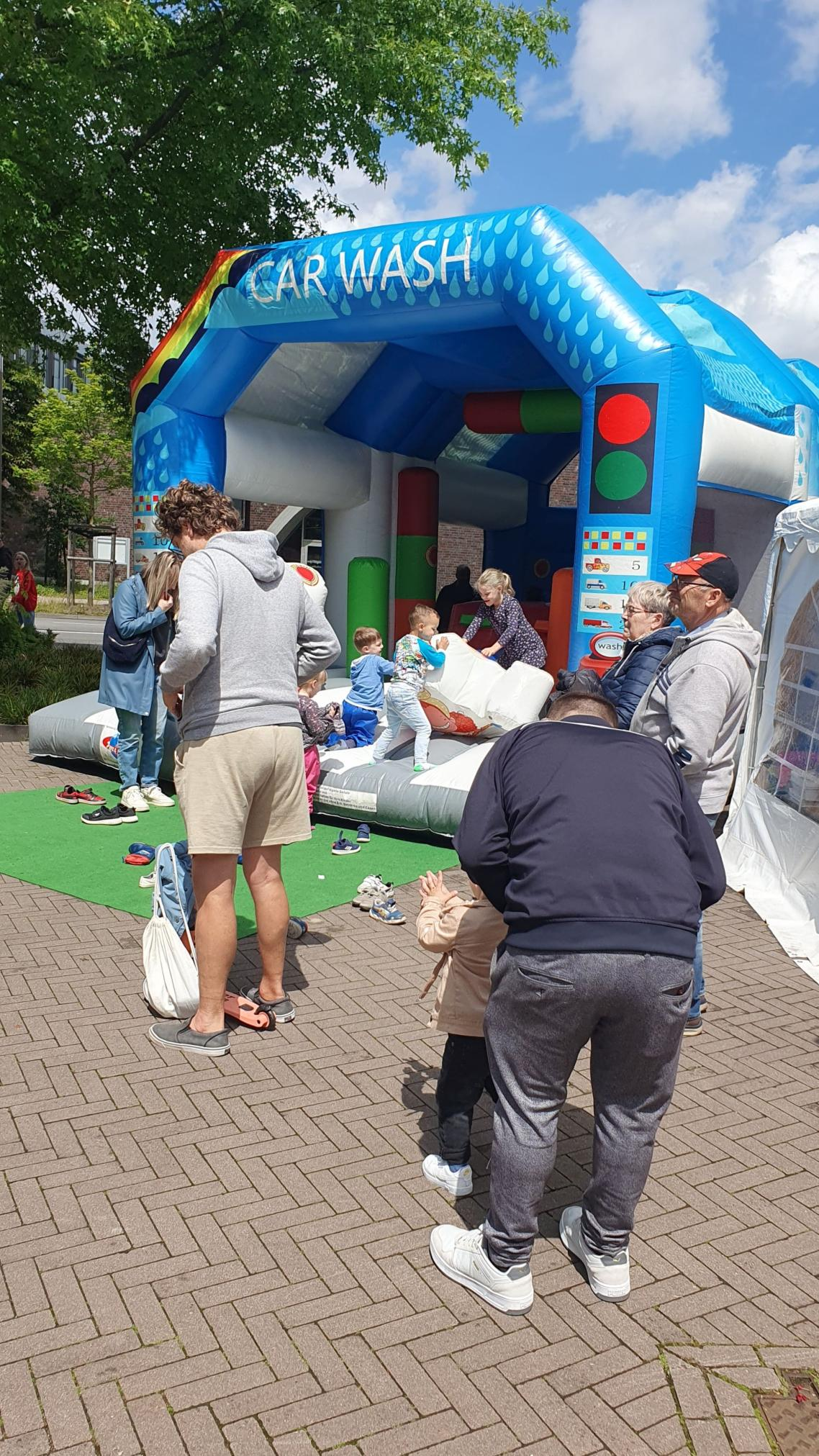 An beiden Veranstaltungstagen können sich die Kinder nach Lust und Laune auf der Hüpfburg austoben. BILD: Willi Kolodziej
