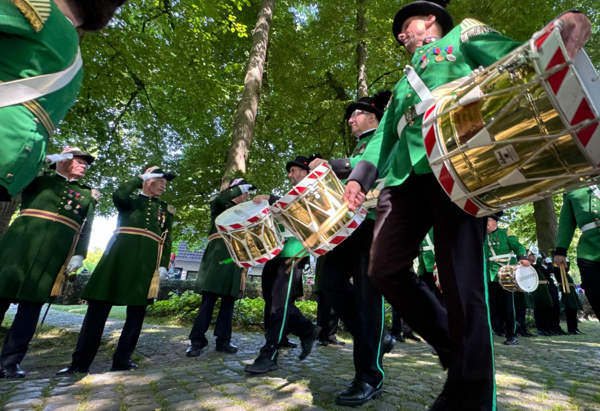 Parade auf der Herrlichkeit mit Rockappel, Beförderungen, Ehrungen und Verpflichtung neuer Rekruten am Pfingstdienstag. Bild: Torsten von Reeken