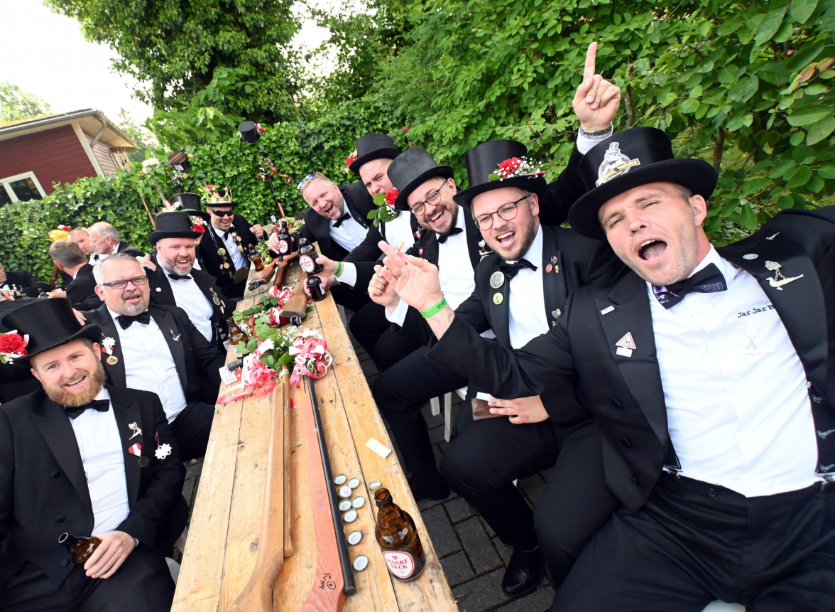 In den Kompaniequartieren gibt es die Stärkung vor dem Ausmarsch zum Krandel. Bild: Torsten von Reeken