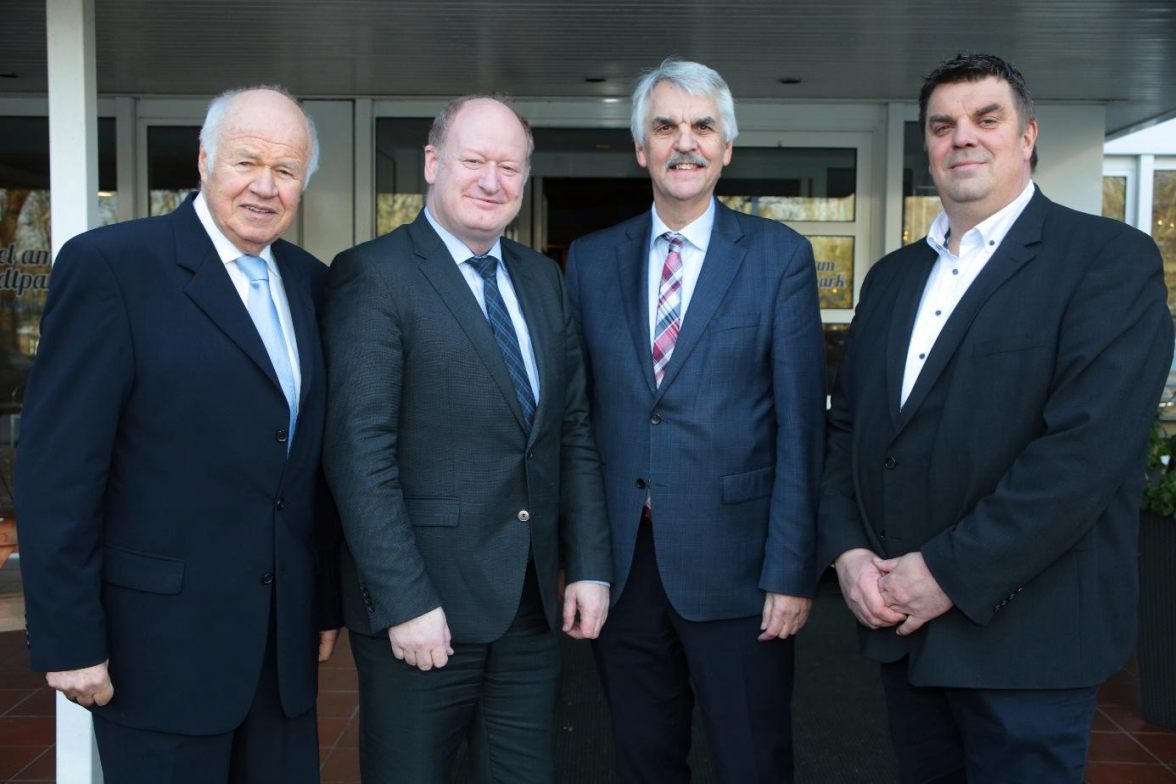 Der ehemalige niedersächsische Finanzminister Reinhold Hilbers (2. von links) von der CDU nahm 2019 an der Runde teil und wurde vor Ort vom Gastgeber, dem Landtagsabgeordneten Holger Ansmann (3. V.I., SPD) und Oberbürgermeister Carsten Feist (r.) begrüßt. Bild: Archiv