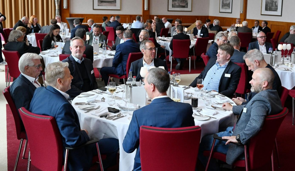 Im großen Saal vom Atlantic Hotel hat die Mittagsrunde ihre neue Heimat gefunden. Bild: Dirk Gabriel-Jürgens