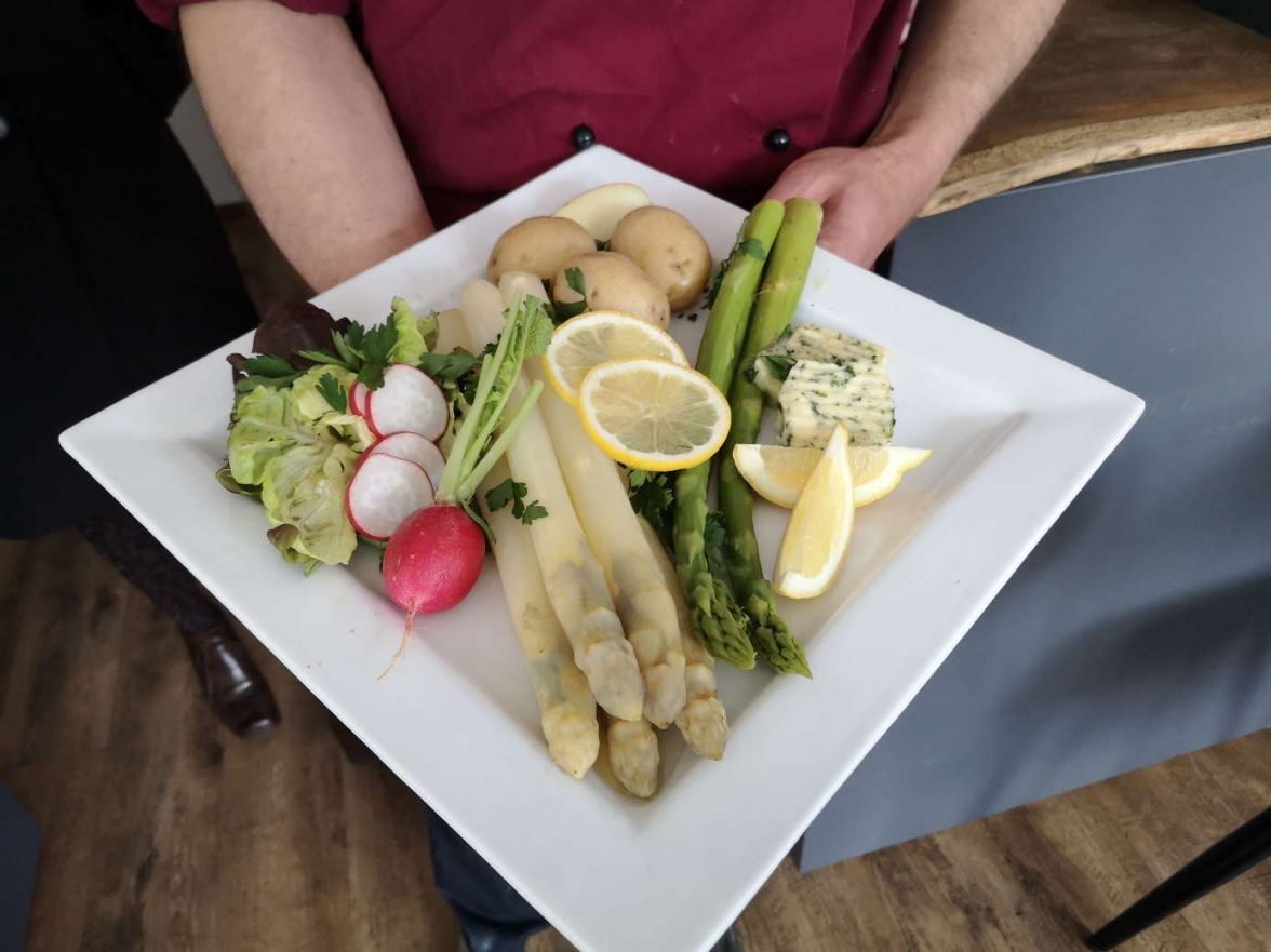 So wie bei diesem Musterteller wird am Pfingstsamstag Leckeres bei der Spargel Tafel aufgetischt. Bild: Heike Goyert