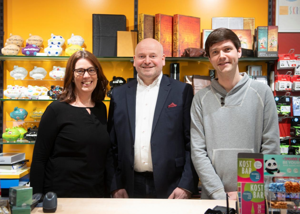 Das sympathische Team (von links): Tomai und Mario Helms mit Kevin Schumacher. Bild: SKRIBO Helms