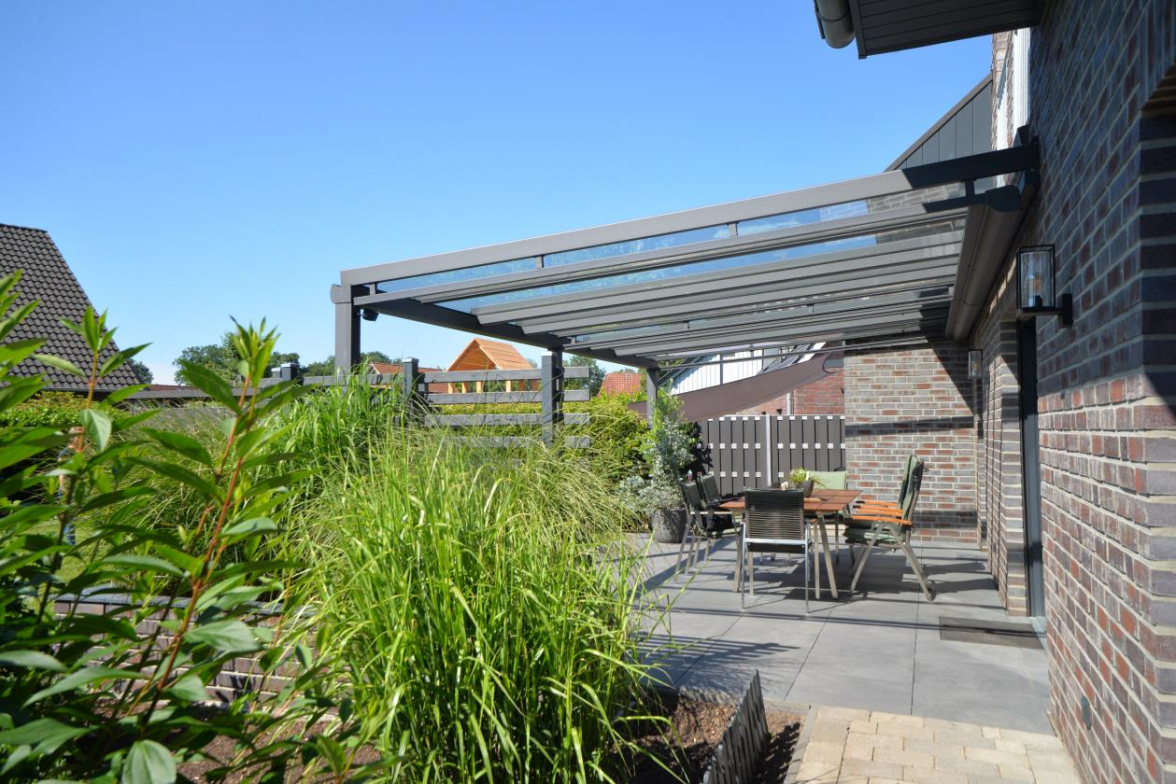 Terrassenüberdachungen sind sowohl freistehend als auch angebaut am Haus möglich. Bild: Meyer