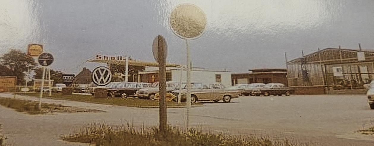 Mit dem Umzug in das neue Gebäude gab es erstmals auch eine große Shell-Tankstelle. Bild: Autohaus Heinemann