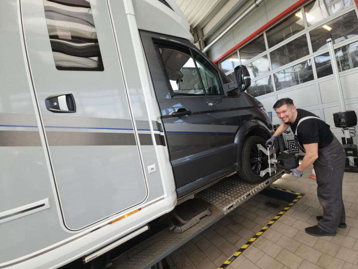 Selbst Wohnmobile finden auf der Hebebühne Platz. Bild: Melanie Jülisch