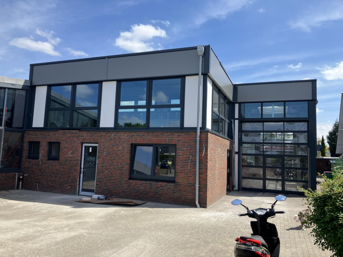 Ganz neu gebaut wurde jetzt der Aufenthaltsraum samt moderner Sanitäranlagen. Bild: Autohaus Heinemann