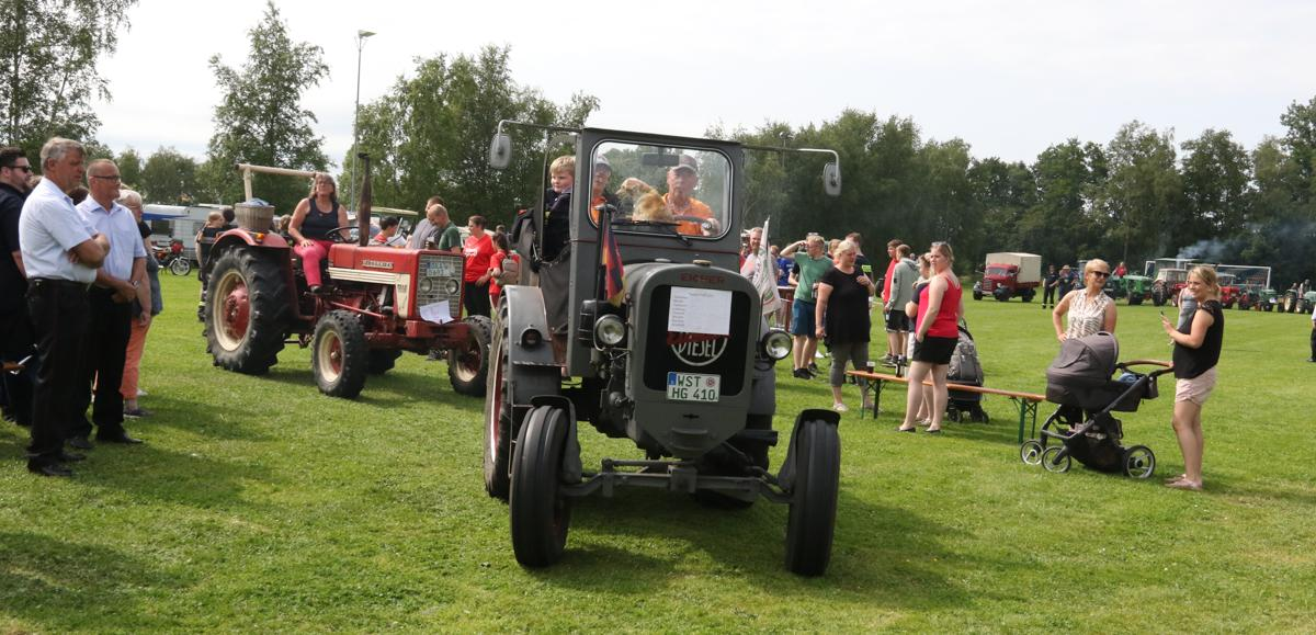 Die Ausfahrt der Oldtimer ist jedes Jahr das Highlight des Dorffests. BILD: Wolfgang Böning