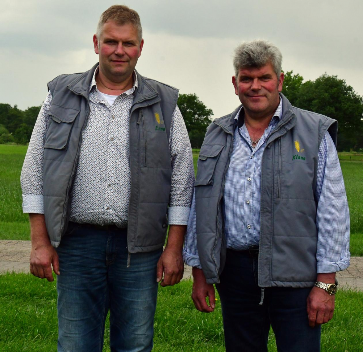 Anfang 2000 gründeten die Brüder Enno und Klaus Otten ihr Lohnunternehmen. BILD: Peter Kratzmann