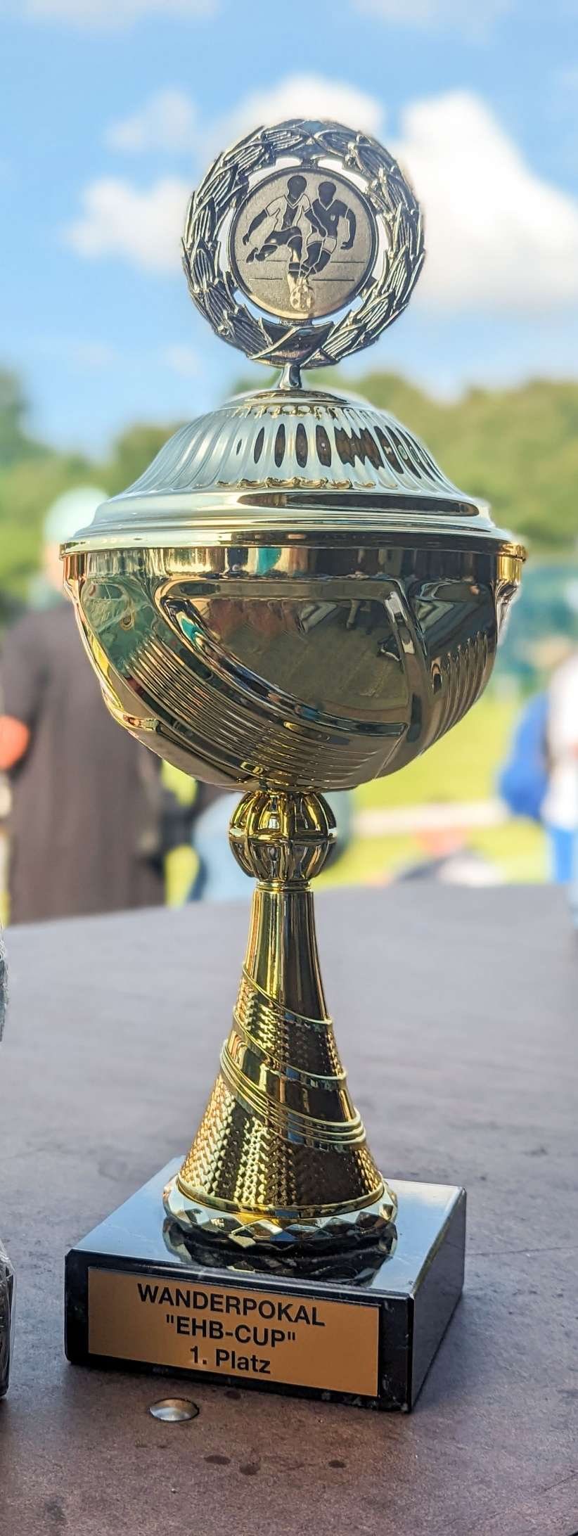 Zum dritten Mal geht es um diesen Pokal. BILD: Privat