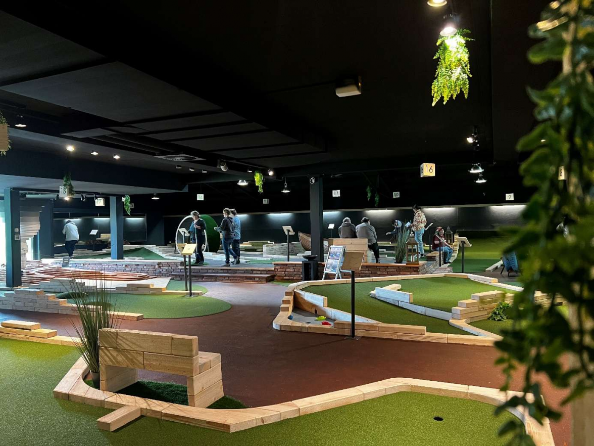 Neben OkiDoki Kinderland, Bowling, Lasertag, Indoorsoccer und Bubble Soccer wird auch Minigolf angeboten. BILD: Privat