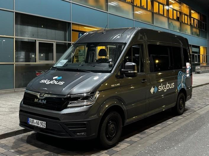 Bequemer Transfer ab/bis Haustür: Der „skybus“ macht's möglich. Während der Extra-Aktionstage am Jubiläumsstandort in Aurich von Donnerstag bis Samstag, 19. bis 21. Juni, steht eines der beiden Fahrzeuge - am Donnerstag und am Freitag -vorm Reisebüro in der Burgstraße und kann in Augenschein genommen werden. BILD: privat